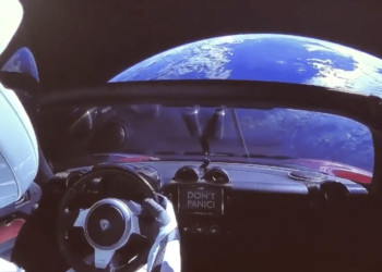 Tesla Roadster na Falcon Heavy - odkaz Don`t panic